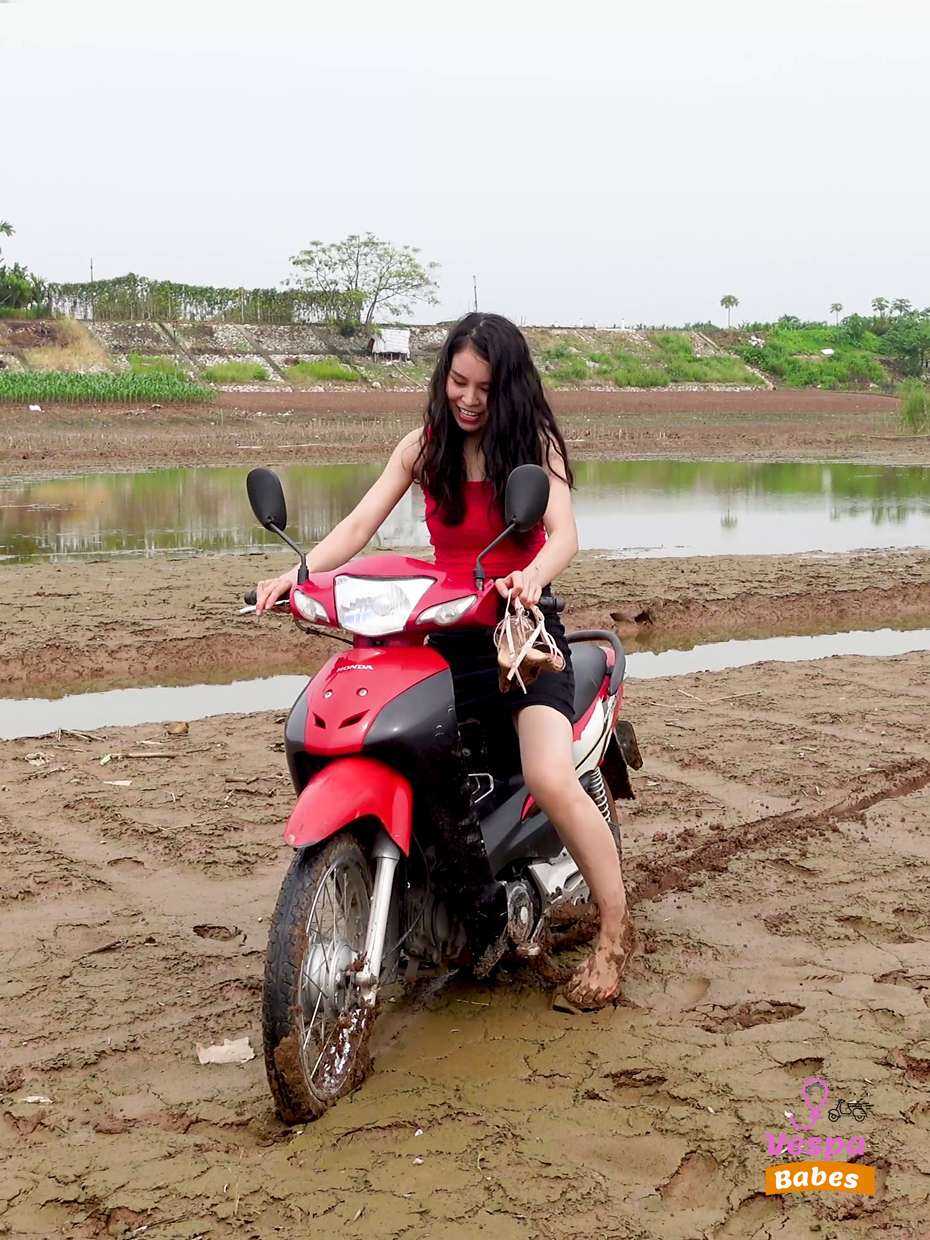 Girl stuck in mud and fish stuck | 13 Minutes | 4k - Vespababes