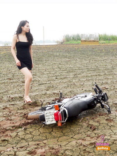 Beautiful girl motorbike stuck in the mud and hard | spinning wheel | 16 min | 4k