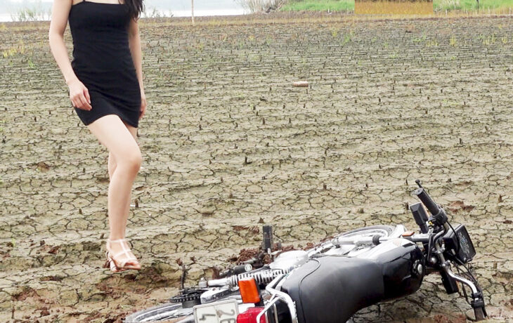 Beautiful girl motorbike stuck in the mud and hard | spinning wheel | 16 min | 4k