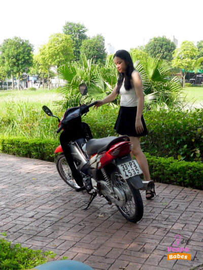 Girl and broken motorbike at the park | 15 Minutes | 4K
