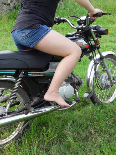 Kick starting the Honda win100 with bare feet 4k | 13 minutes
