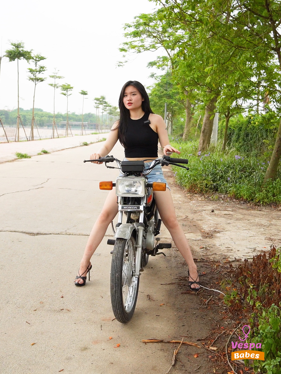 Kickstart motorcycles in the hot sun 16 Minutes 4k Vespa Babes