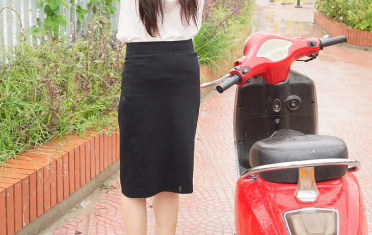 Red motorcycle and red shoes in the rain | Kickstart | 15 Minutes