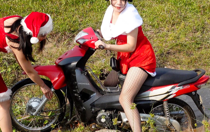 Two girls hanging out at Christmas get stuck | 17 Minutes | 4k