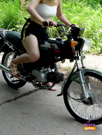 Woman kickstarts Honda motorcycle | 14 Minutes | 4k