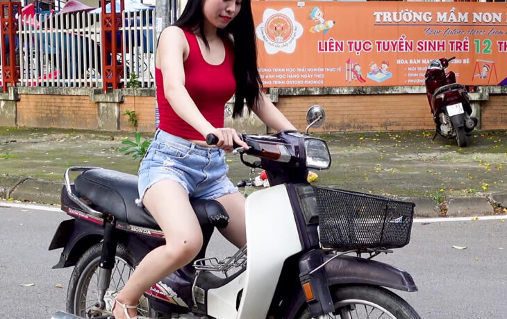 Beautiful girl kickstart honda dream | 17 Minutes 4k
