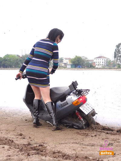 Combo - Scooter in the mud and kickstart | 03 Video | Spin - Stuck - Kickstart |