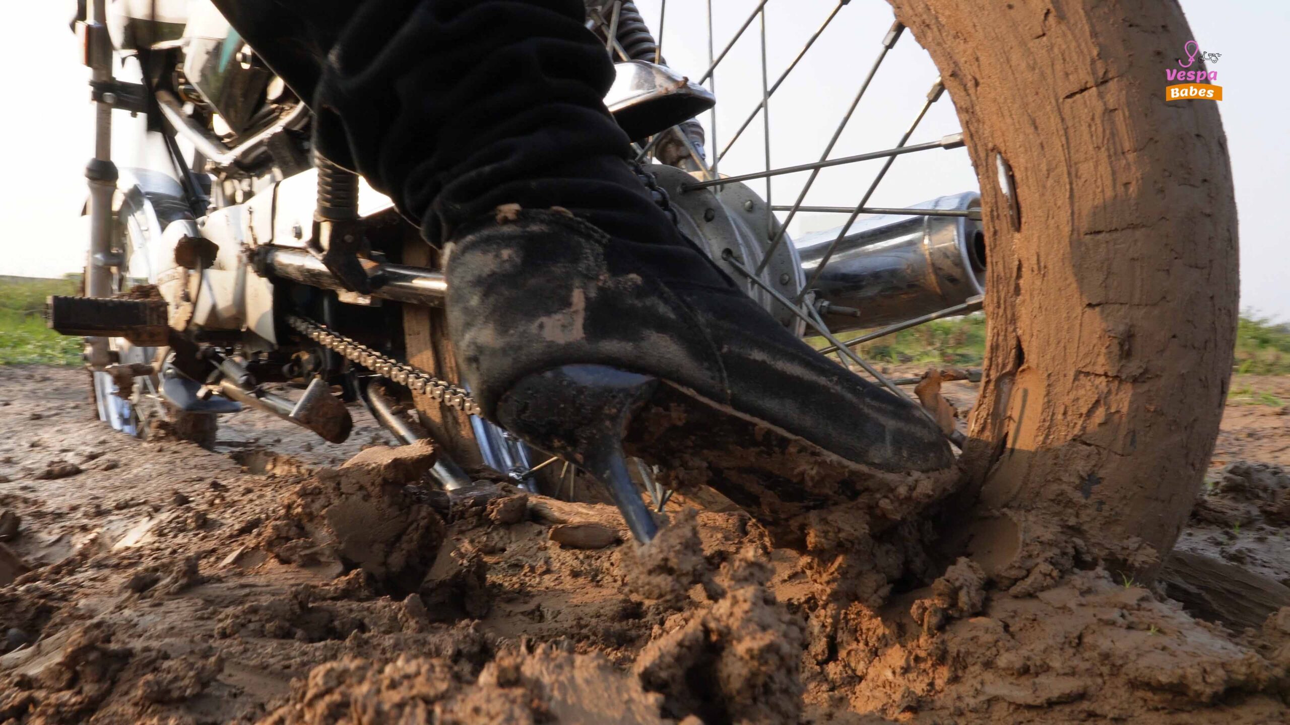 Stuck The girl was stuck in the mud | Stuck in mud | 19 Minutes - Vespa Babes