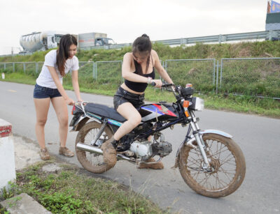 Dirty muddy shoes on the road | kickstart | 13 Minutes