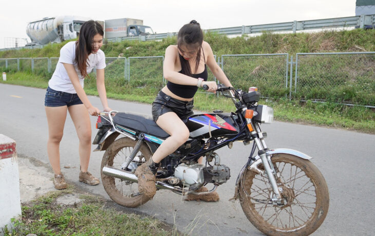 Dirty muddy shoes on the road | kickstart | 13 Minutes