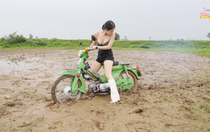 Linda stuck in the mud with honda cub |17 Minutes