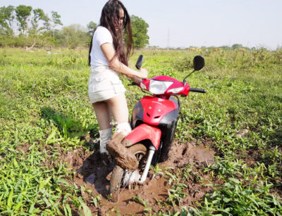 Stuck in mud Motorcycle can't get out