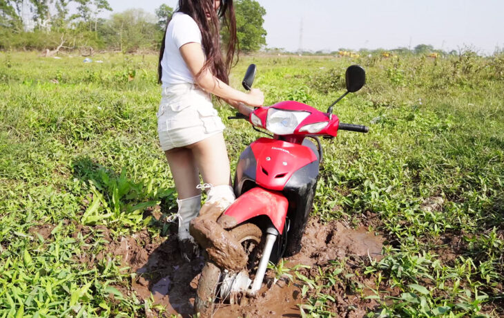 Stuck in mud Motorcycle can't get out