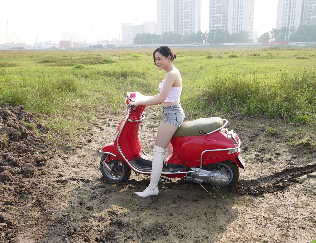 Beautiful Girl Got Stuck With a Vintage Scooter