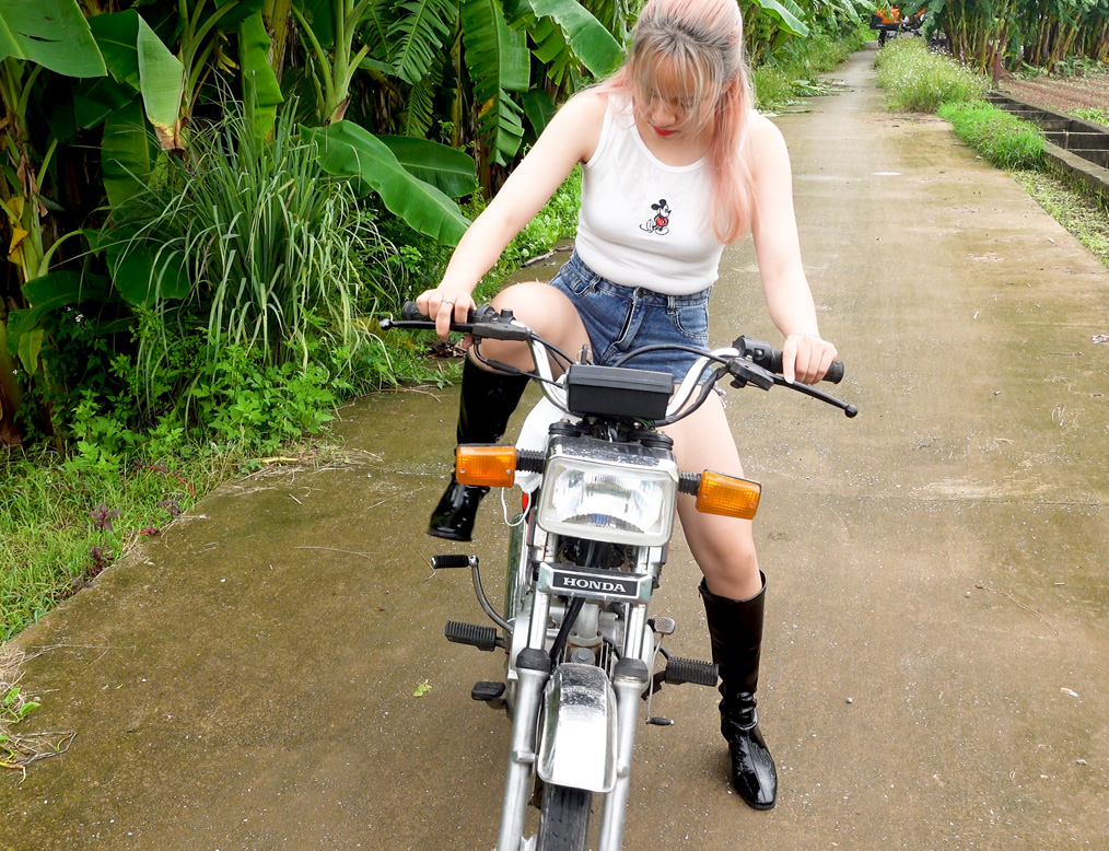 Girl riding win100 and Sweet Invitation