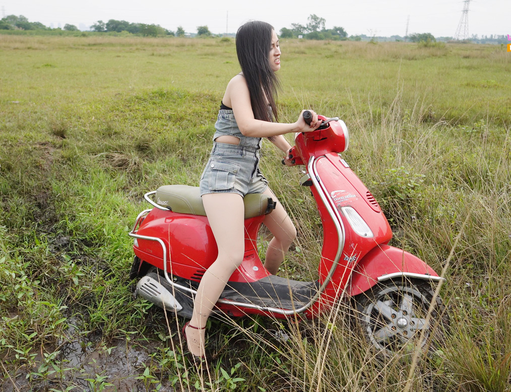 Stuck Girl Episode 3 Vespa LX Goes Deep Into the Mud